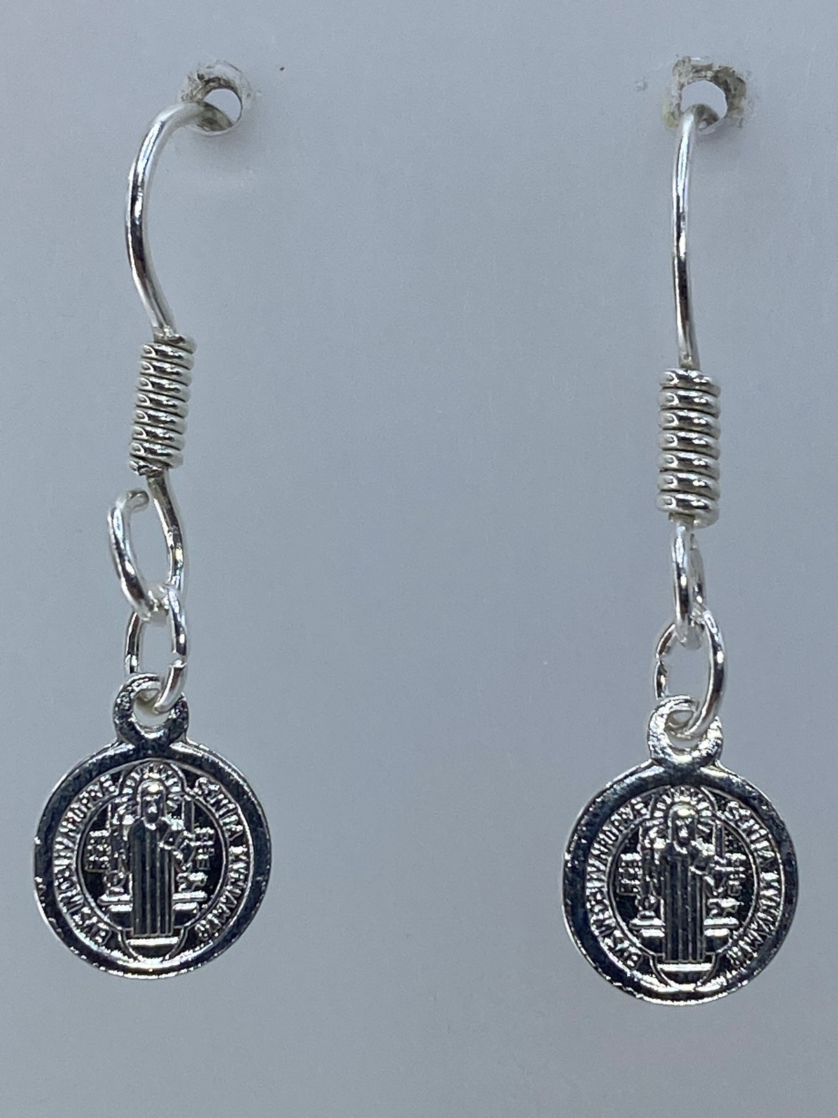 Aretes San Benito sobre escala mostrando el peso de 1.8 gramos
