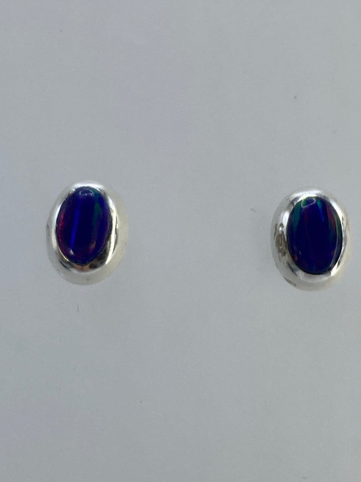 Par de aretes de plata con ópalo de fuego multicolor engastados a mano