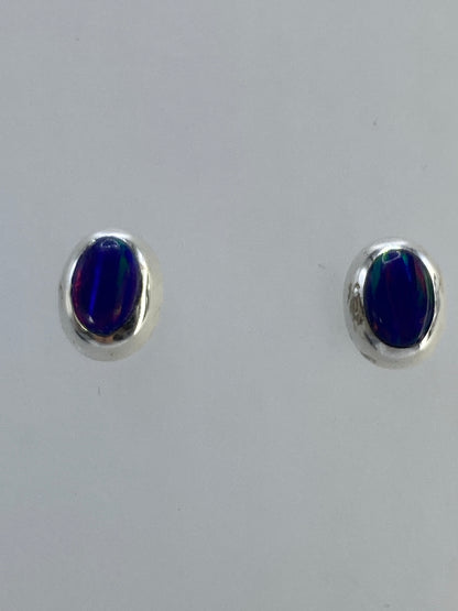 Par de aretes de plata con ópalo de fuego multicolor engastados a mano