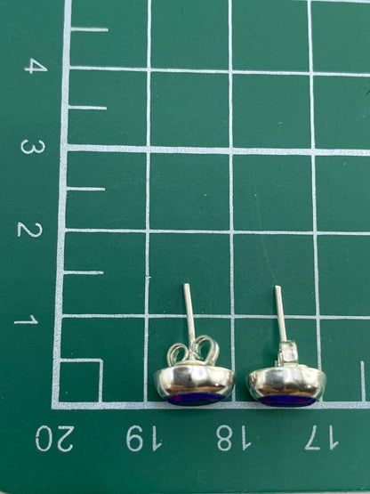 Aretes sobre estuche azul de presentación