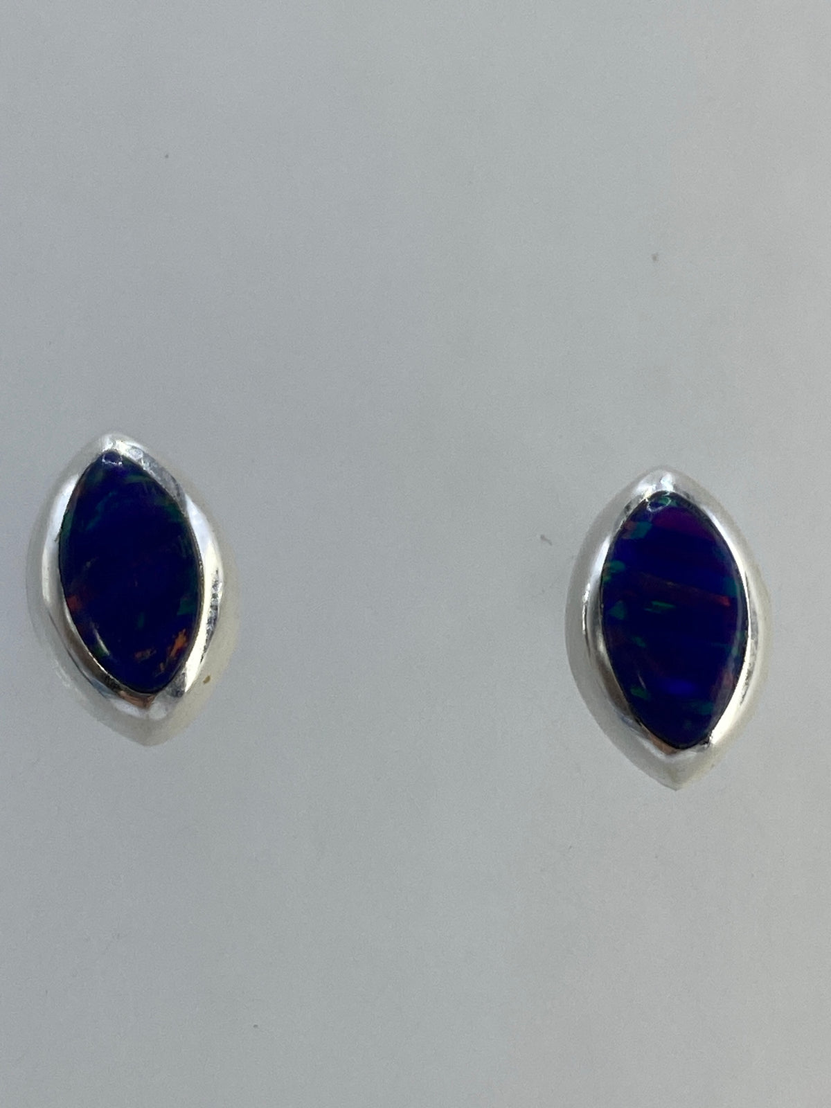 Par de aretes de plata 925 con ópalo de fuego multicolor engastado a mano