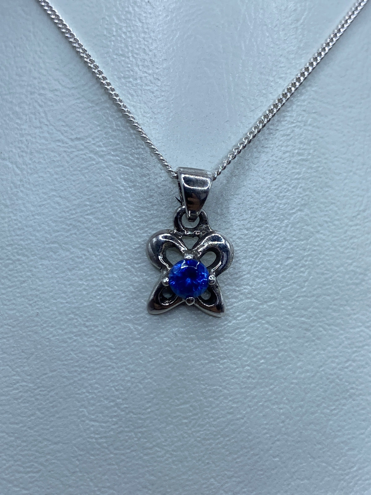 Dije mariposa de plata 925 con circonia azul engastada