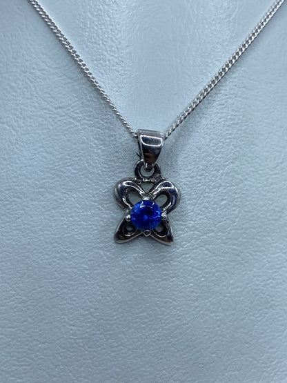 Dije mariposa de plata 925 con circonia azul engastada