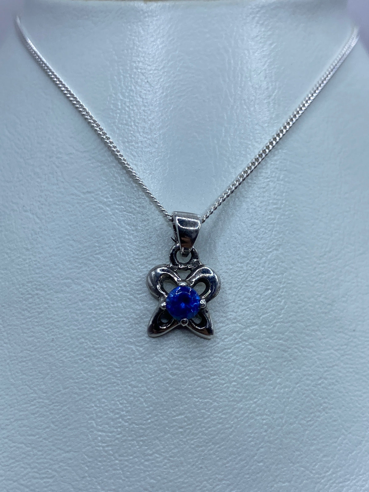 Detalle del engaste de la circonia azul en el dije de plata