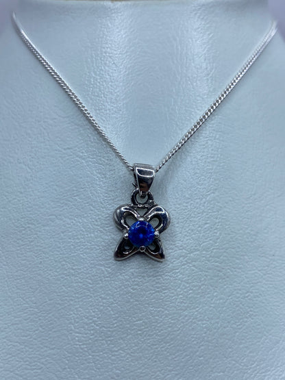 Detalle del engaste de la circonia azul en el dije de plata