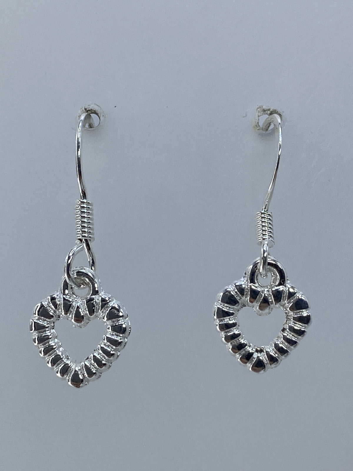 Par de aretes de plata repujada en forma de corazón texturizado, 2.1 cm de largo