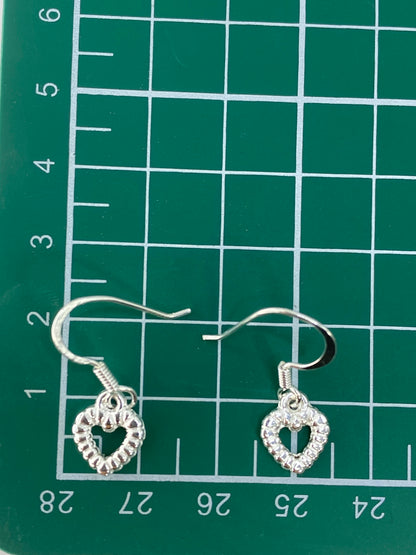 Aretes en balanza de precisión mostrando 1.8 gramos totales