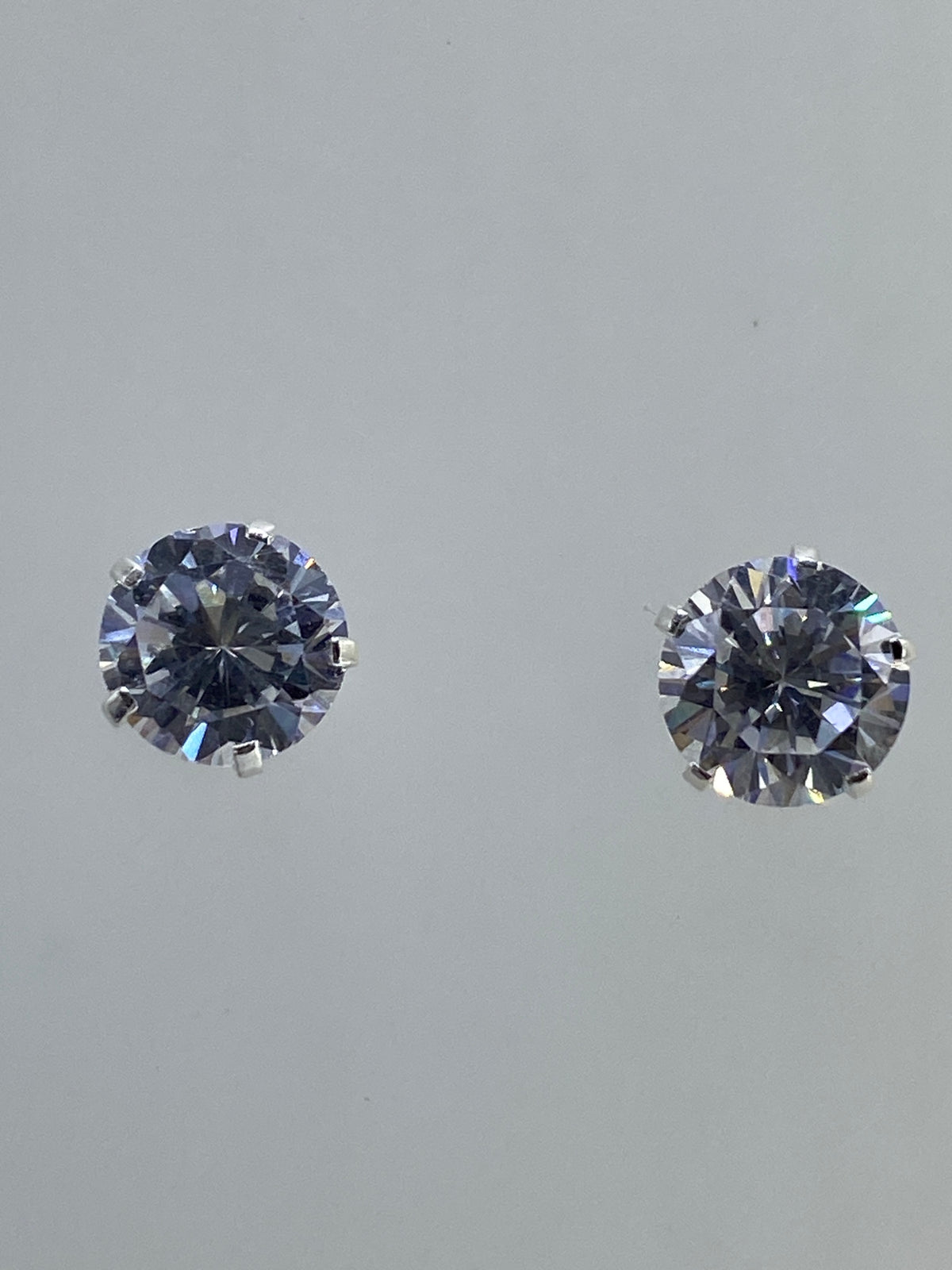 Par de aretes de plata con circonia multicolor facetada en diferentes ángulos