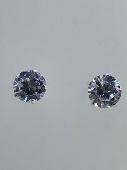 Par de aretes de plata con circonia multicolor facetada en diferentes ángulos