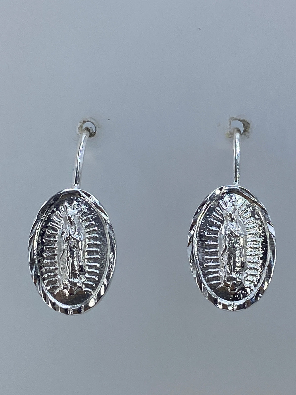 Par de aretes con Virgen de Guadalupe en relieve repujado de plata 925