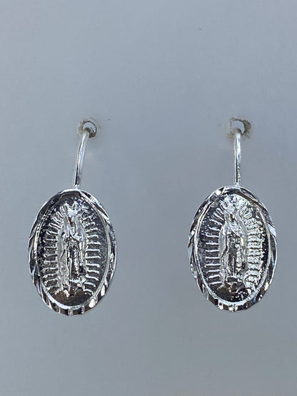 Par de aretes con Virgen de Guadalupe en relieve repujado de plata 925