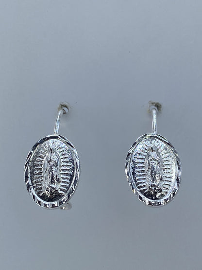 Detalle del gancho de plata y el relieve de la Virgen en el arete