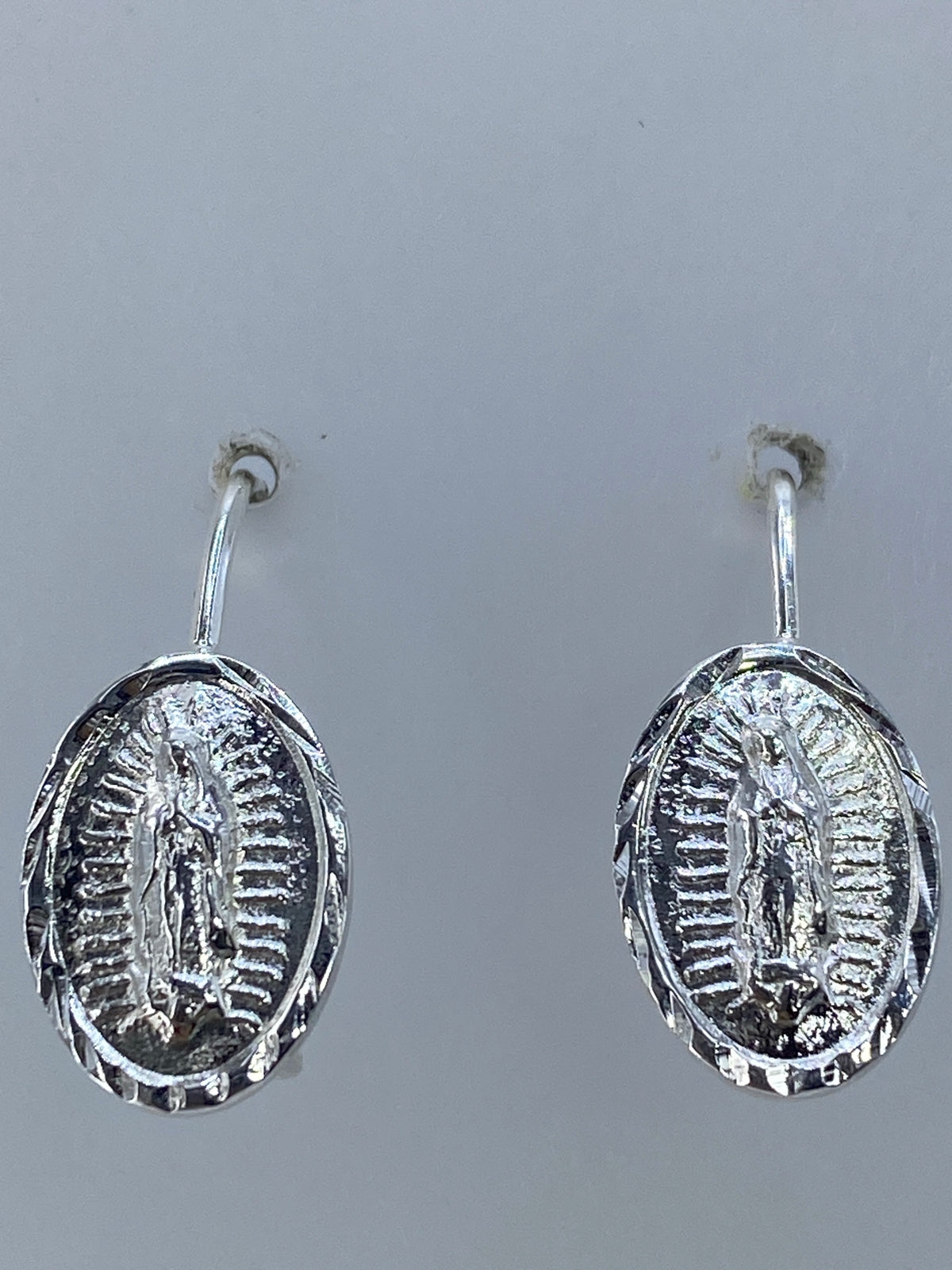 Aretes de plata de Taxco repujados en mano, mostrando el acabado artesanal