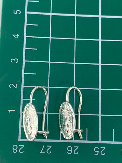 Medida del arete de 2 cm con cierre de gancho de plata 925