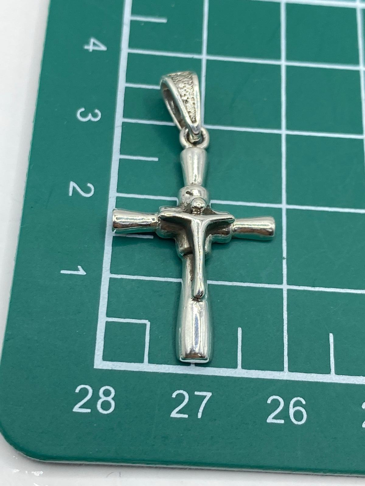 Cruz de plata vista al reverso con marca de autenticidad 925, acabado pulido