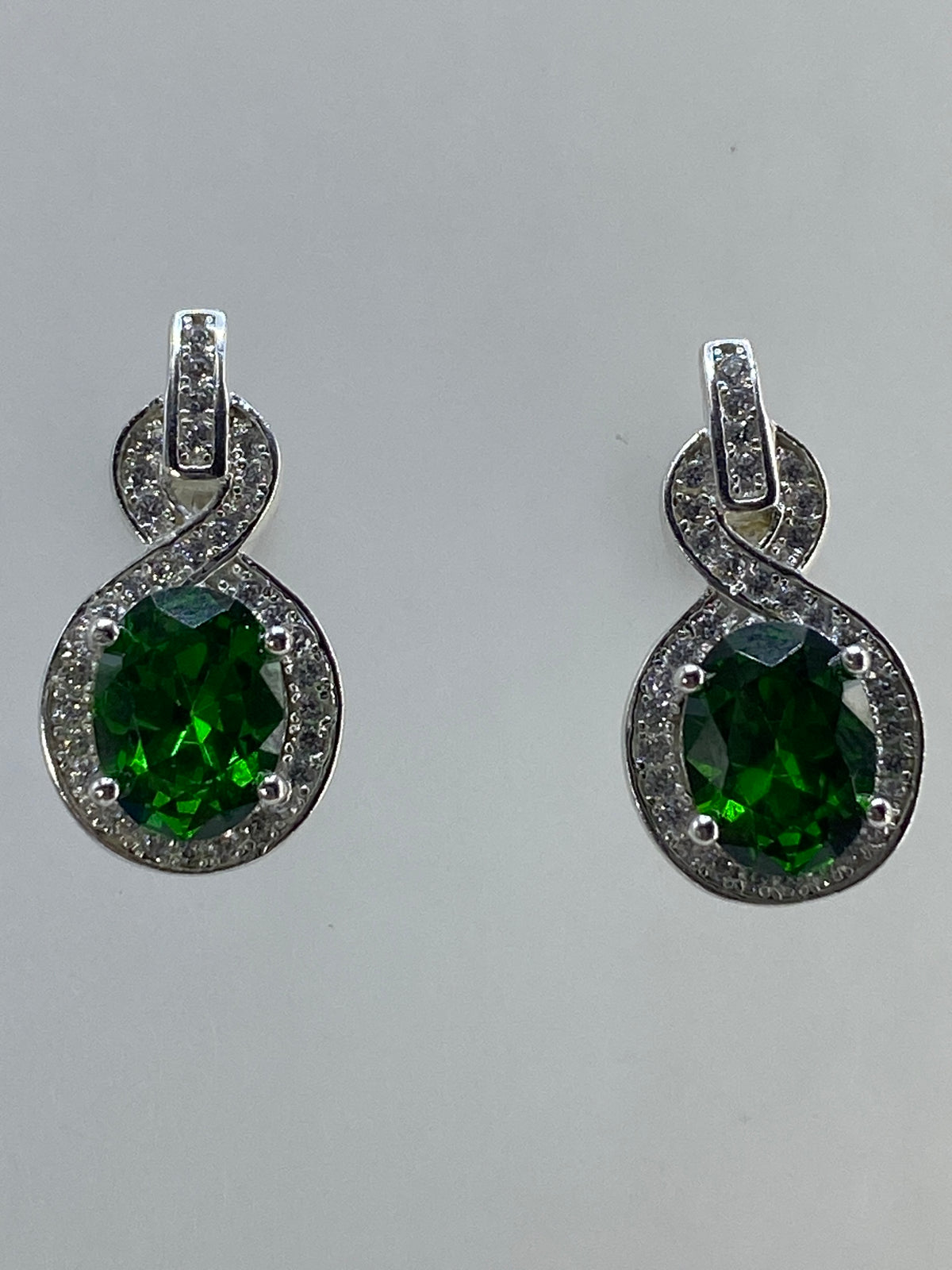 Par de aretes de plata 925 con circonia verde brillante engastada en halo de piedras