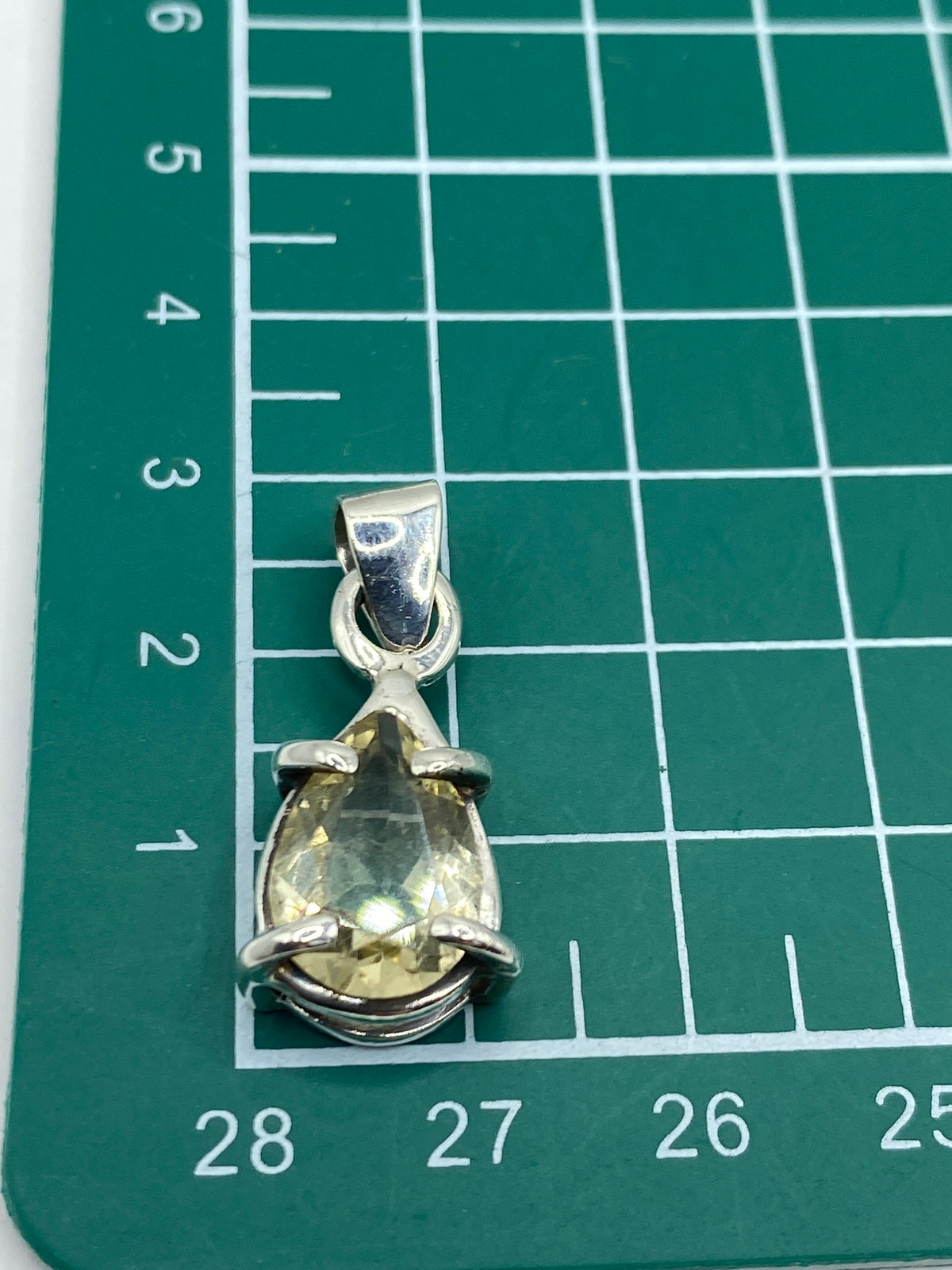 Dije sobre escala milimétrica — 3 cm de largo × 1.1 cm de ancho