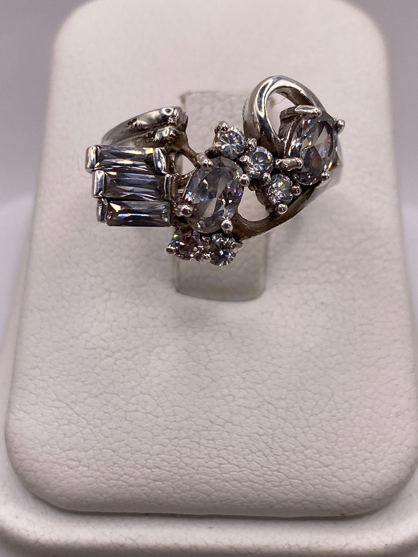 Anillo de plata asimétrico con circonias gris y blanco en diseño vintage cocktail
