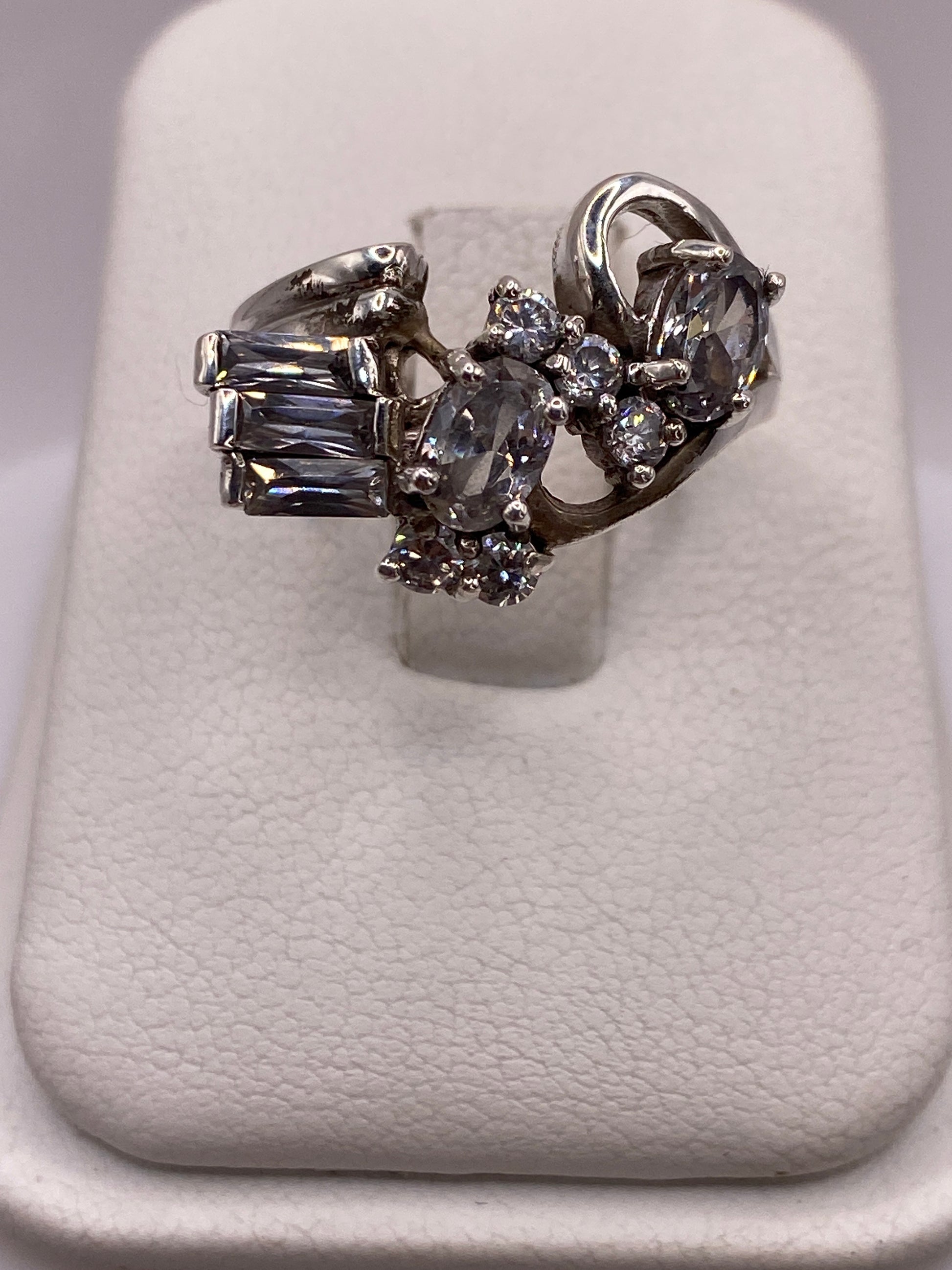 Anillo de plata asimétrico con circonias gris y blanco en diseño vintage cocktail