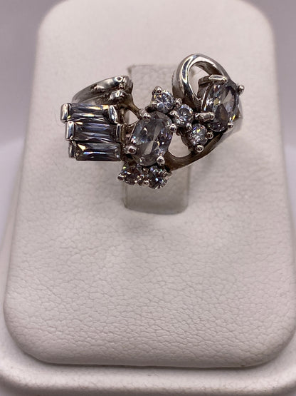 Anillo de plata asimétrico con circonias gris y blanco en diseño vintage cocktail