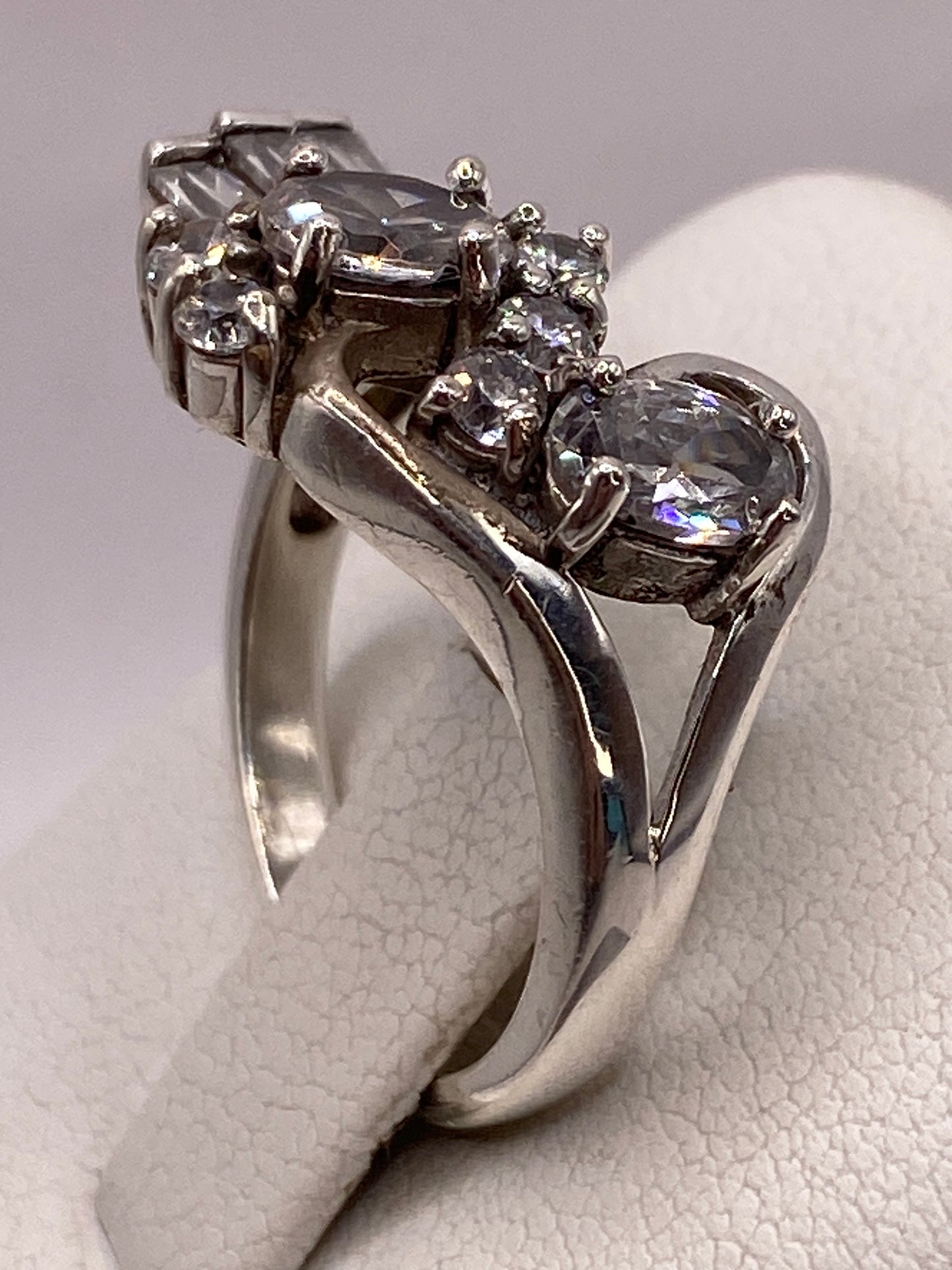 Detalle lateral del anillo de plata .925 con sello hallmark visible