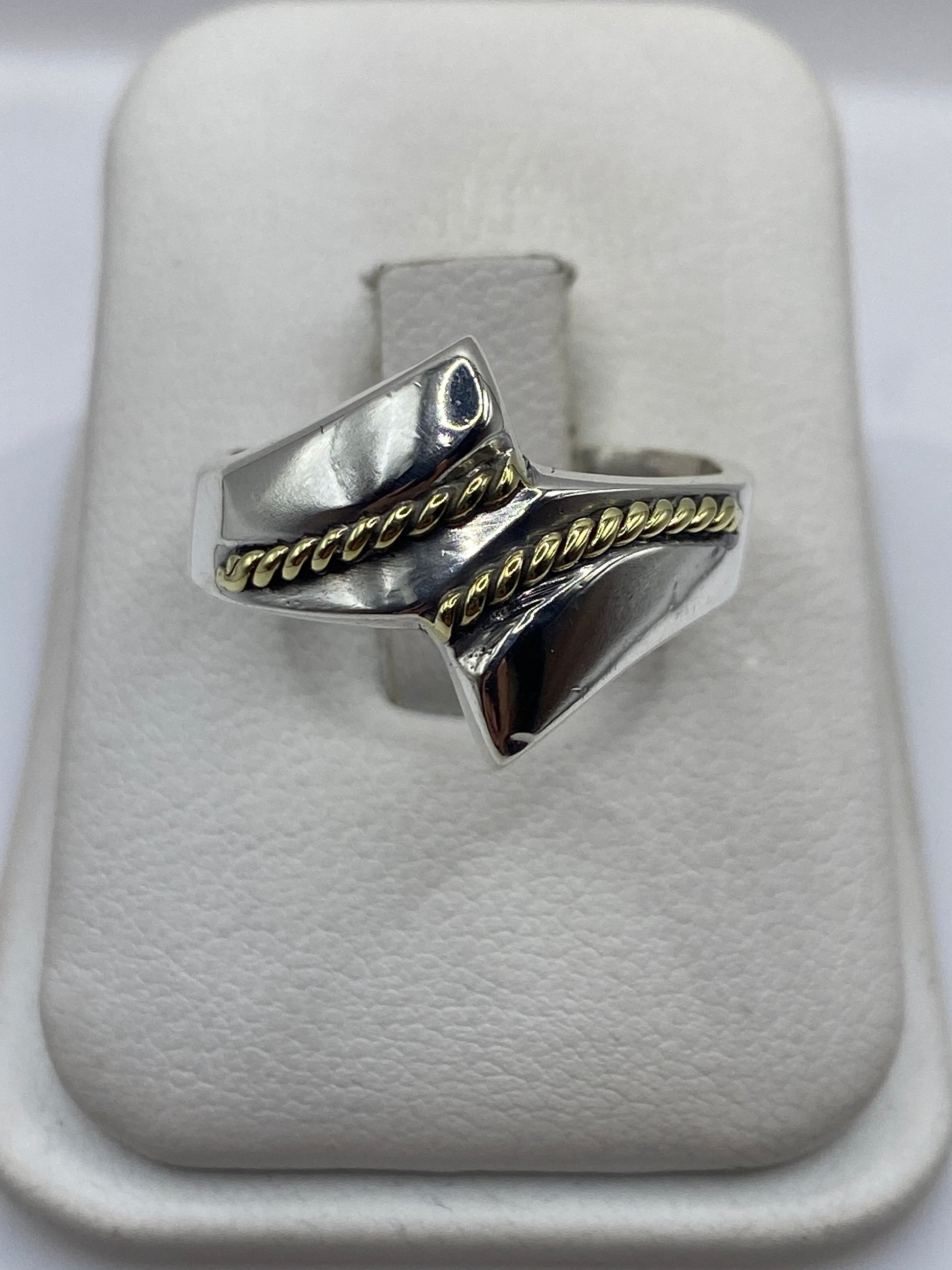 Anillo de plata eslabón torneado en mano masculina, vista frontal mostrando detalles en relieve