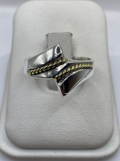 Anillo de plata eslabón torneado en mano masculina, vista frontal mostrando detalles en relieve