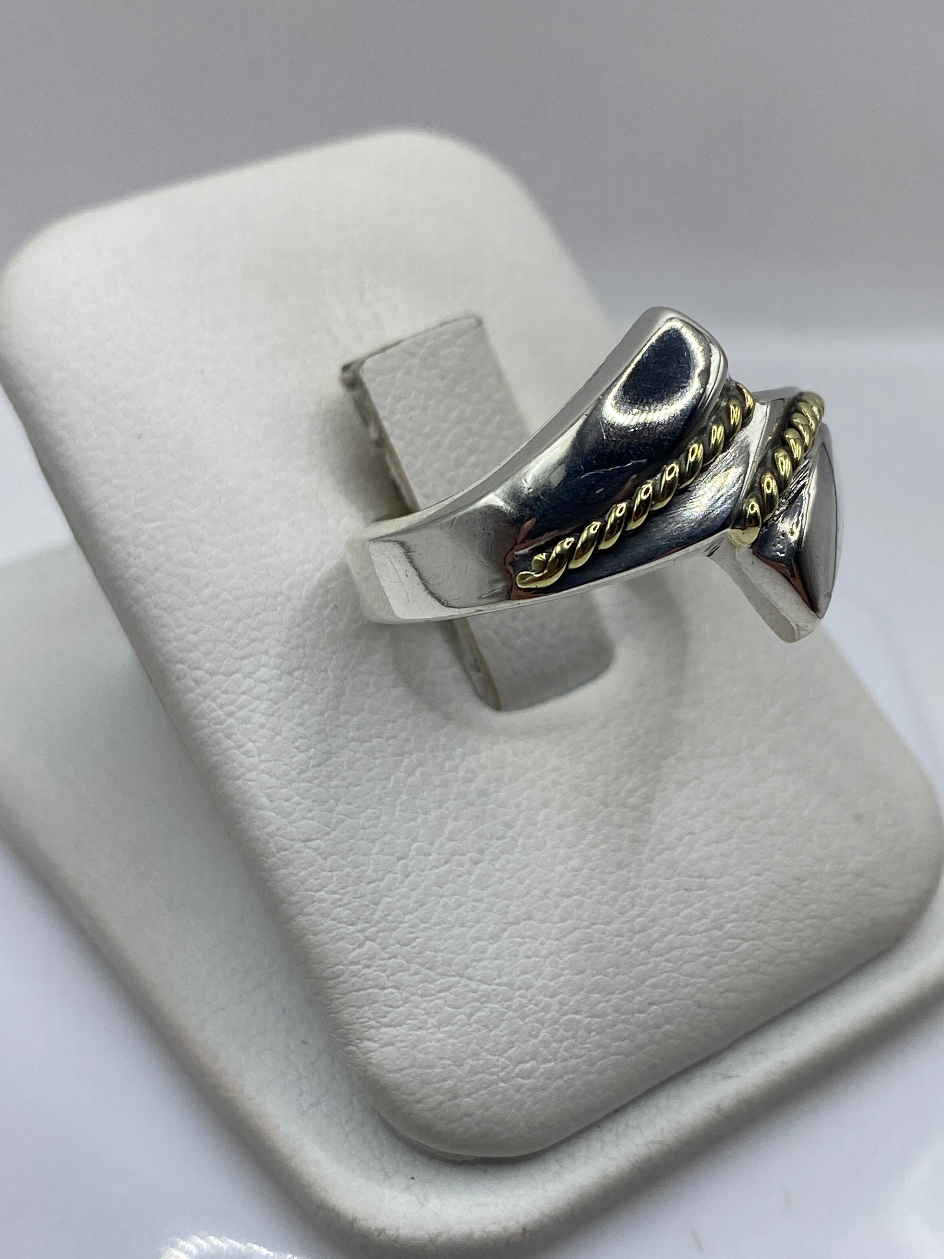 Anillo plata .925 diseño eslabón desde el lado, detalle del pulido y torneado