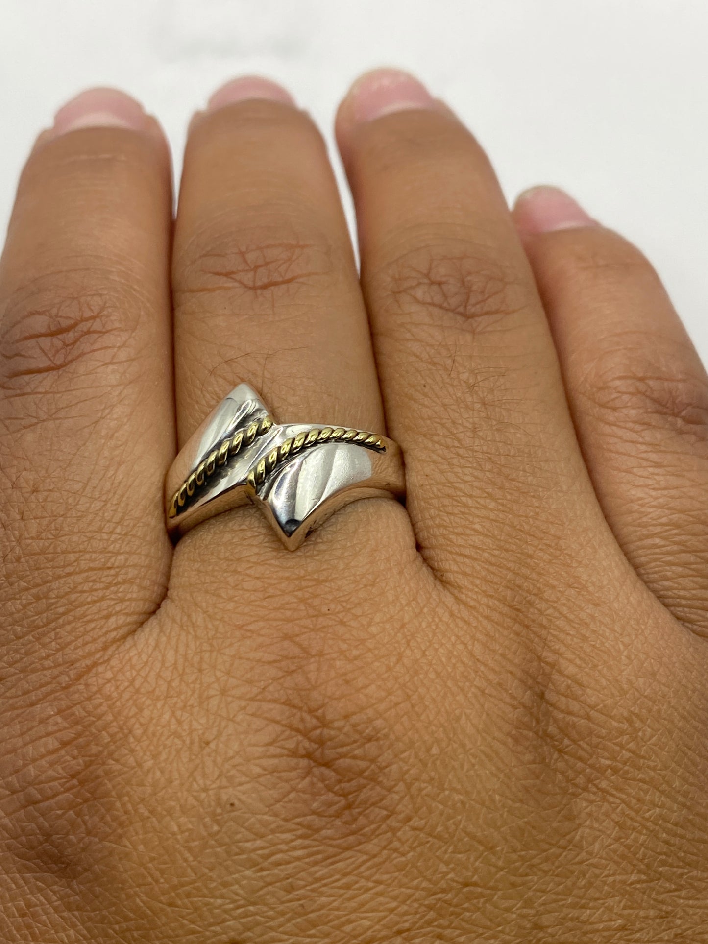 Anillo eslabón de plata sobre fondo neutral, peso verificado 7.8 gramos