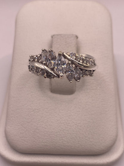 Anillo solitario de plata .925 con circonia blanca rectangular engastada en banda pulida