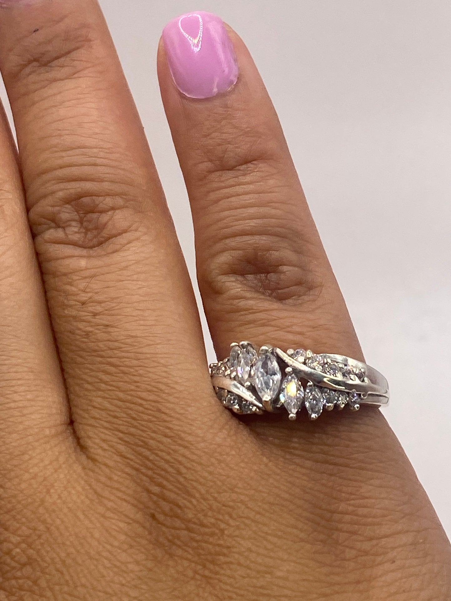 Anillo solitario en la mano mostrando el sello .925 MEXICO en la banda interior
