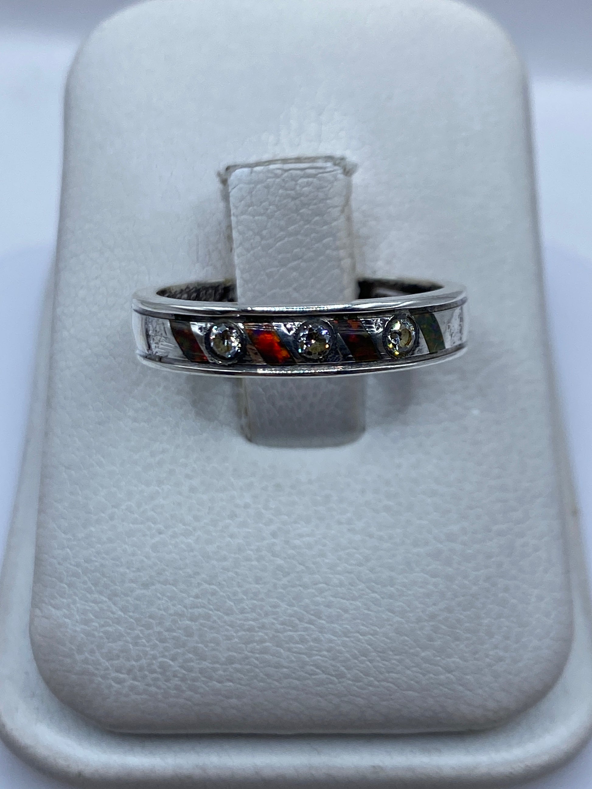 Anillo de plata .950 con Ópalo de Fuego multicolor en estuche blanco