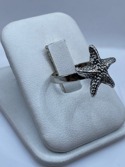 Detalle lateral del anillo texturizado de estrella de mar en plata de Taxco