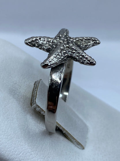 Anillo de plata en la mano mostrando textura artesanal y acabado brillante
