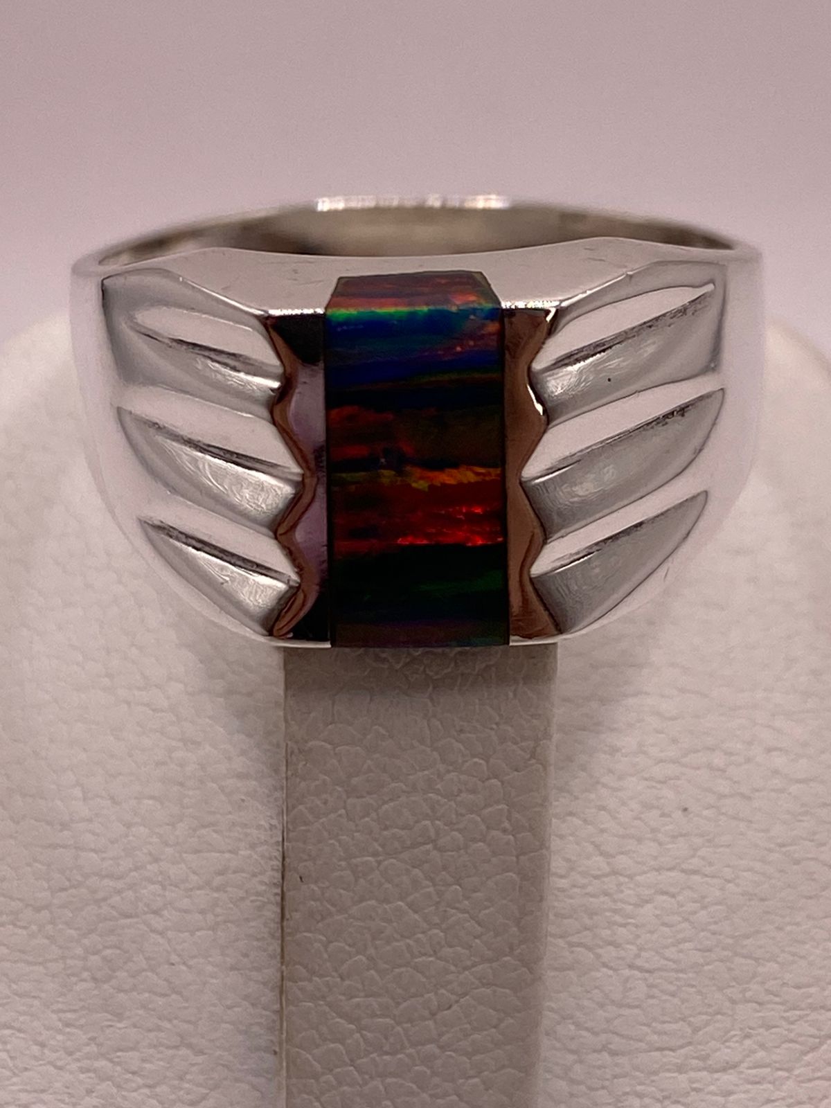 Anillo Tipo Sello Plata Ley 925 con Incrustación Vertical de Ópalo de Fuego y Diseño en Laterales, sello de autenticidad Plata Ley .925