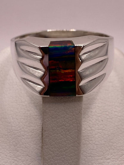 Anillo Tipo Sello Plata Ley 925 con Incrustación Vertical de Ópalo de Fuego y Diseño en Laterales, sello de autenticidad Plata Ley .925