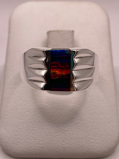 Anillo Tipo Sello Plata Ley 925 con Incrustación Vertical de Ópalo de Fuego y Diseño en Laterales — ángulo diagonal
