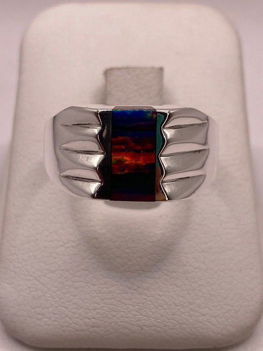 Anillo Tipo Sello Plata Ley 925 con Incrustación Vertical de Ópalo de Fuego y Diseño en Laterales — ángulo diagonal