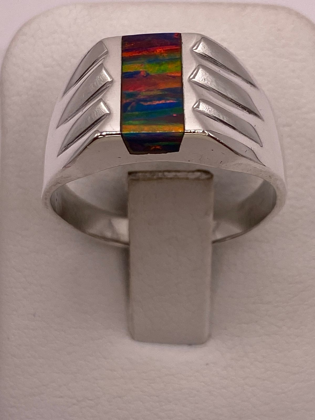 Anillo Tipo Sello Plata Ley 925 con Incrustación Vertical de Ópalo de Fuego y Diseño en Laterales, vista frontal