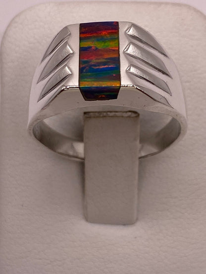 Anillo Tipo Sello Plata Ley 925 con Incrustación Vertical de Ópalo de Fuego y Diseño en Laterales, vista frontal