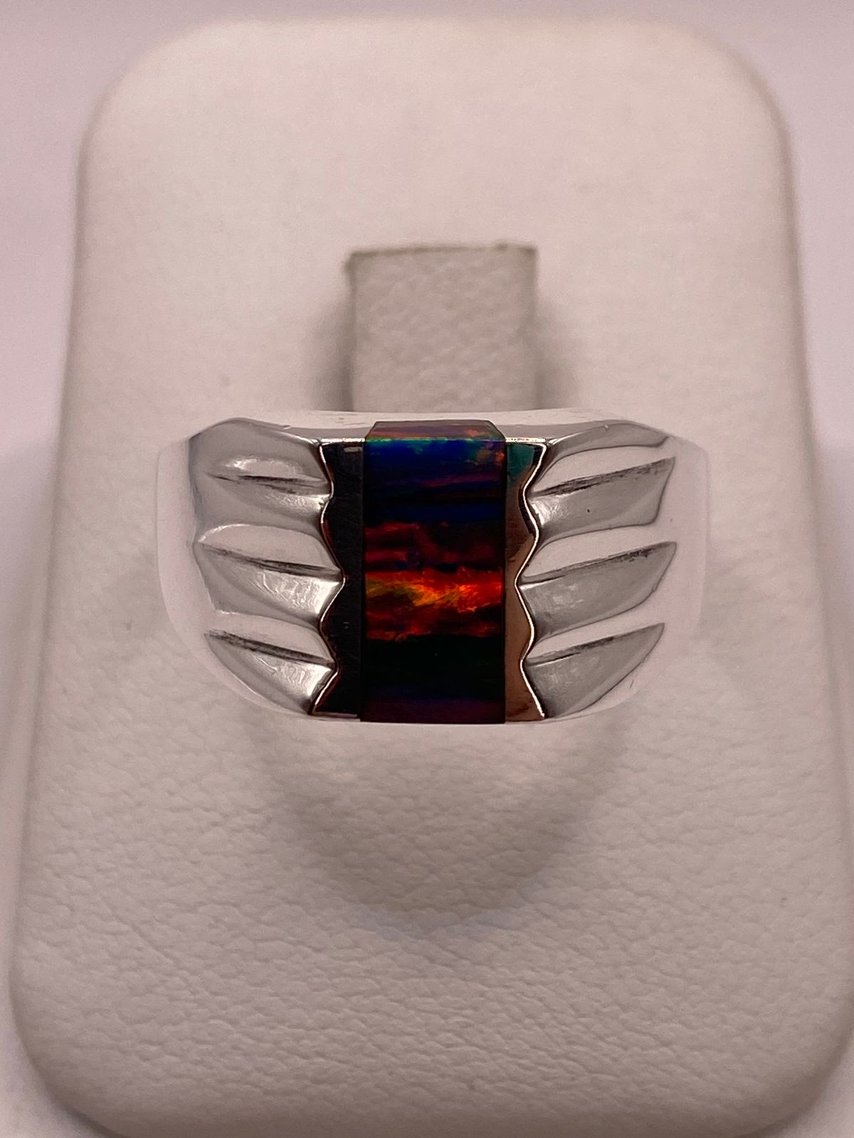 Anillo Tipo Sello Plata Ley 925 con Incrustación Vertical de Ópalo de Fuego y Diseño en Laterales, vista lateral