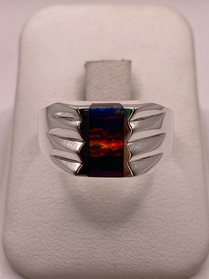 Anillo Tipo Sello Plata Ley 925 con Incrustación Vertical de Ópalo de Fuego y Diseño en Laterales, vista lateral