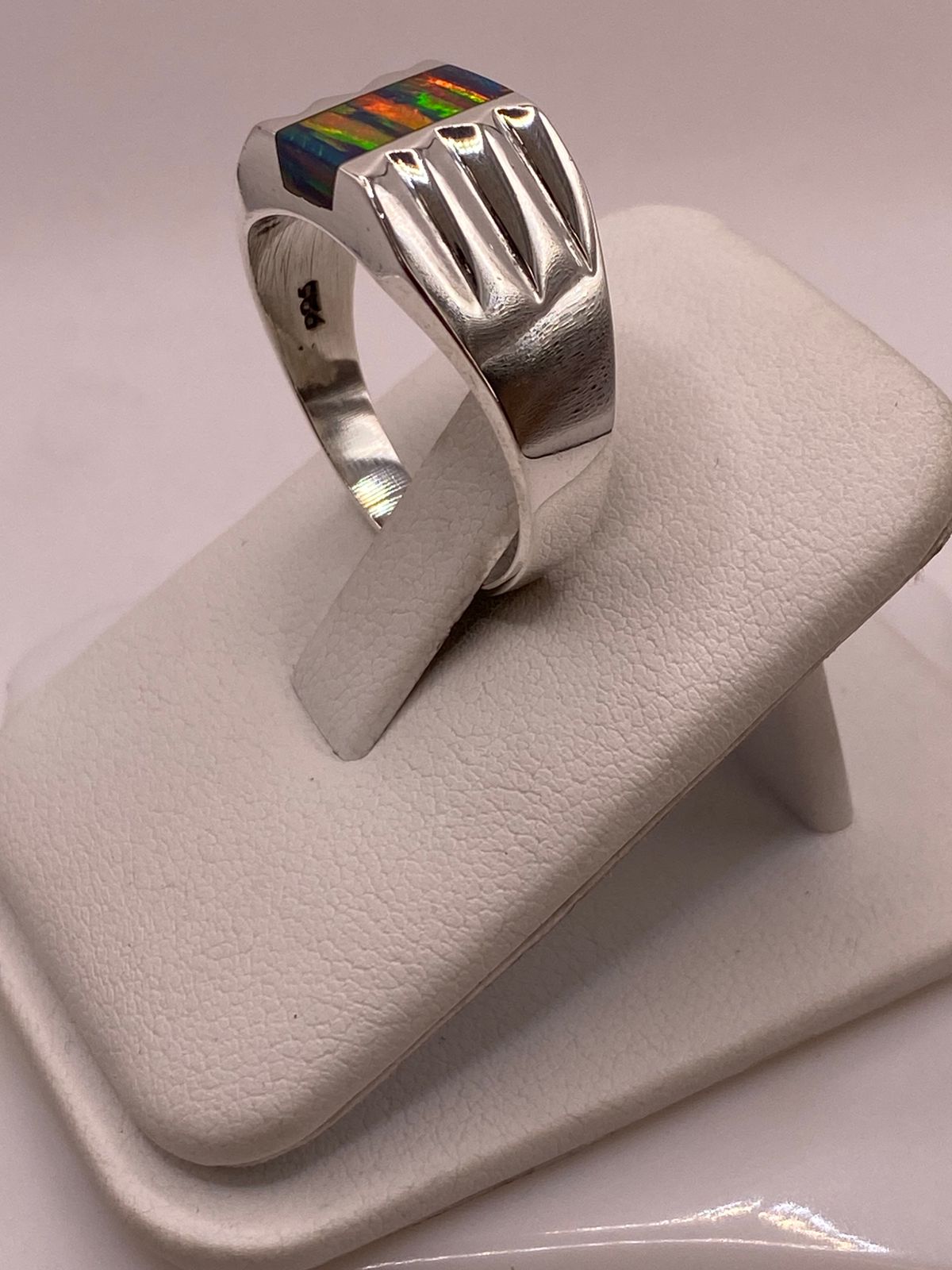 Anillo Tipo Sello Plata Ley 925 con Incrustación Vertical de Ópalo de Fuego y Diseño en Laterales, vista de detalle