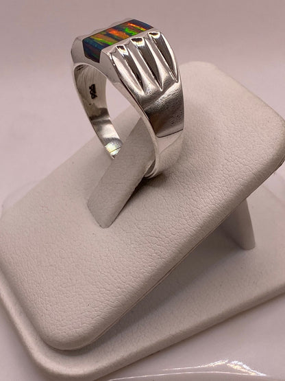 Anillo Tipo Sello Plata Ley 925 con Incrustación Vertical de Ópalo de Fuego y Diseño en Laterales, vista de detalle
