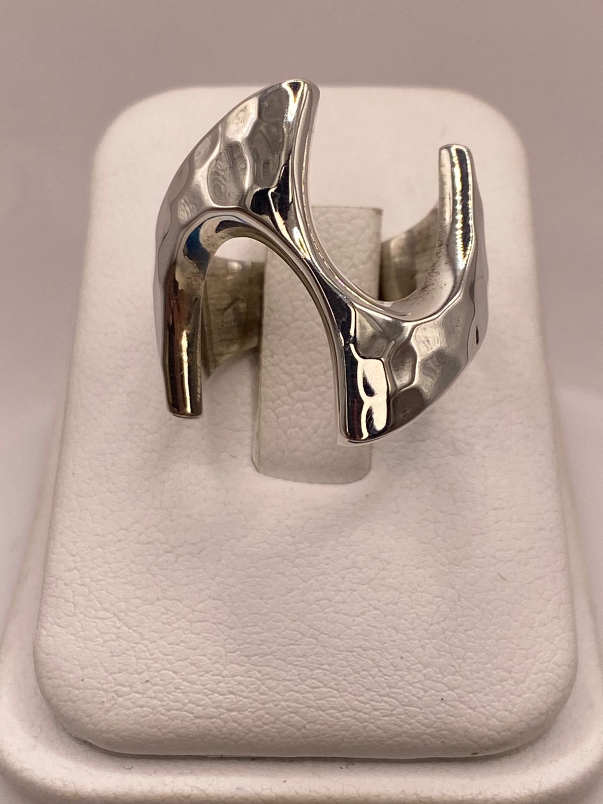 Anillo Abierto Martillado Diseño Curvo en Plata .925, vista de detalle