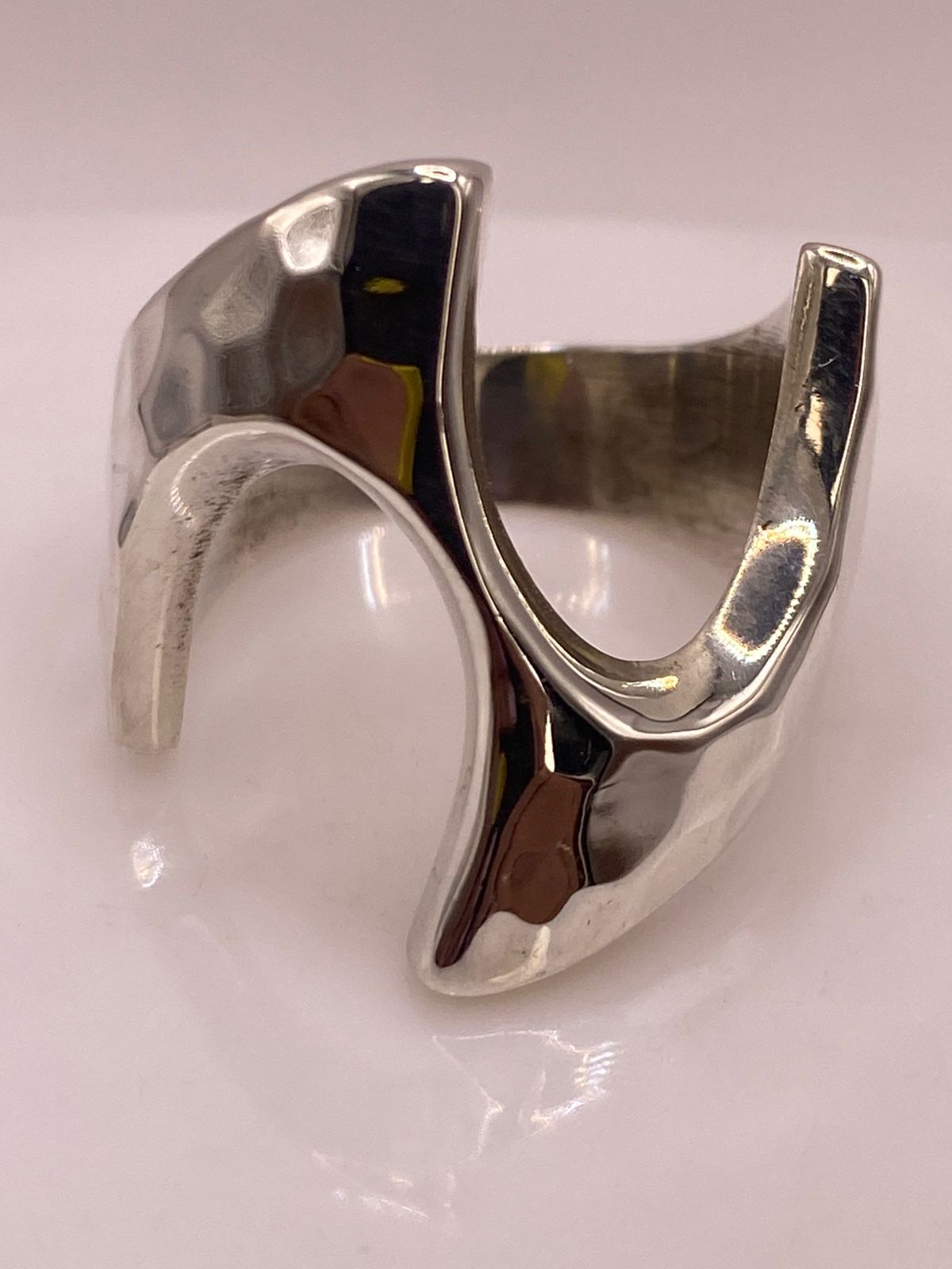 Anillo Abierto Martillado Diseño Curvo en Plata .925, vista superior