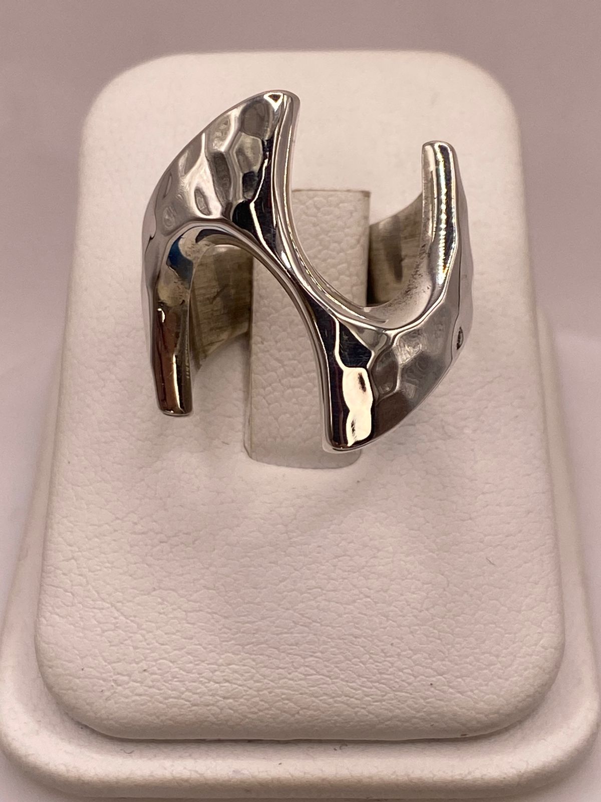 Anillo Abierto Martillado Diseño Curvo en Plata .925 en báscula mostrando peso