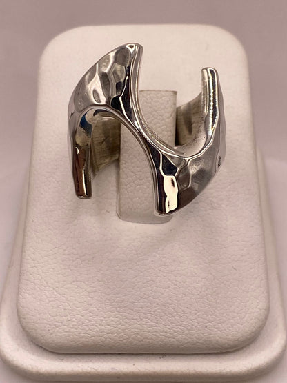 Anillo Abierto Martillado Diseño Curvo en Plata .925 en báscula mostrando peso