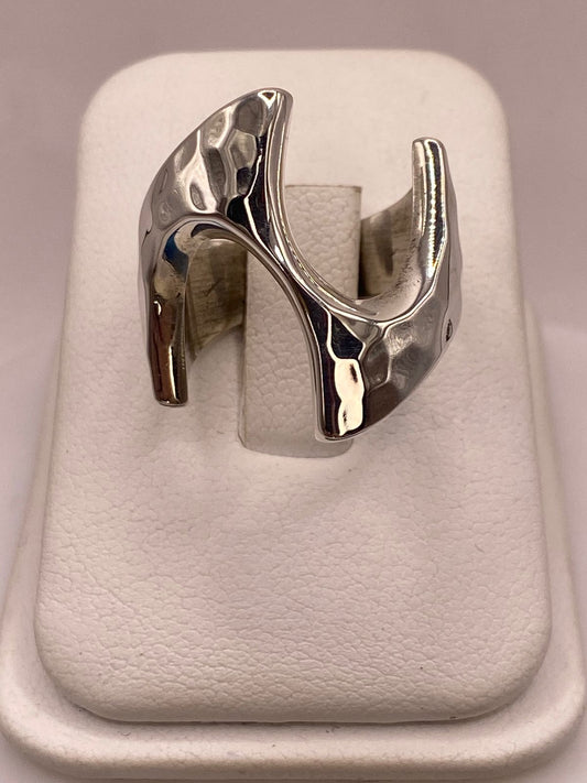 Anillo Abierto Martillado Diseño Curvo en Plata .925 en báscula mostrando peso