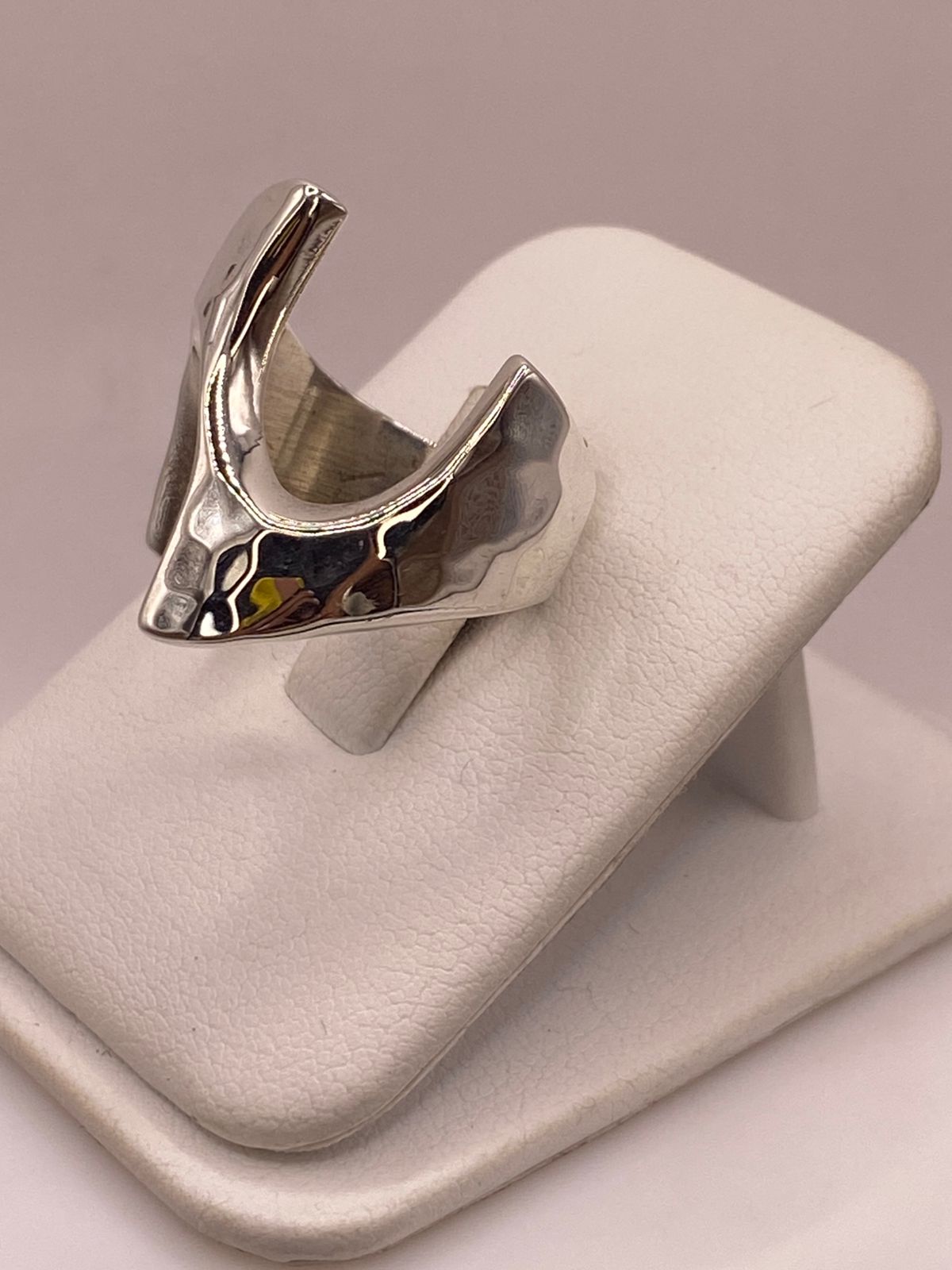 Anillo Abierto Martillado Diseño Curvo en Plata .925, vista lateral